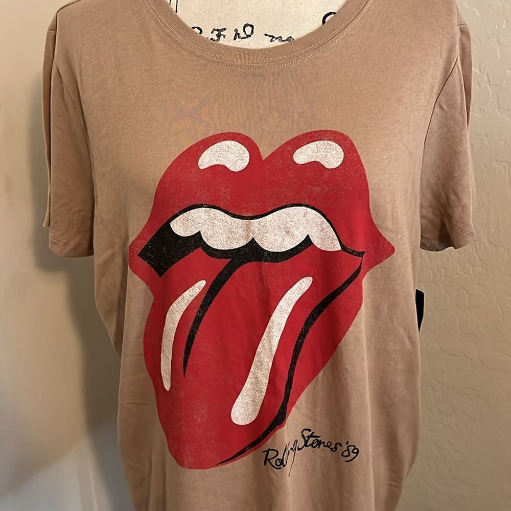 Torrid The Rolling Stones Tan Distressed Lip Graphic Shirt Modern Music Boho - Picture 6 of 10